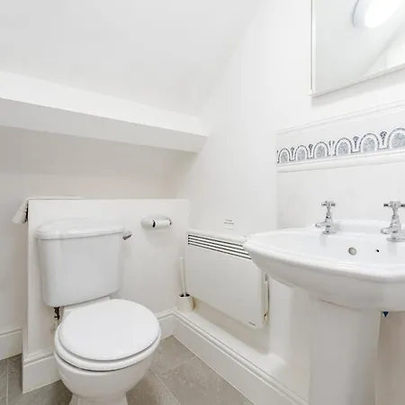 Delightful 3 Bed In Ham